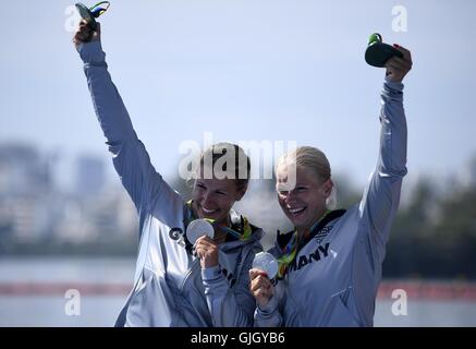 Rio De Janeiro, Brasilien. 16. August 2016. Franziska Weber und Tina Dietze Deutschlands besuchen die Vergabe Zeremonie der Frauen Kajak Doppel 500m final A an den Rio Olympischen Spielen 2016 in Rio De Janeiro, Brasilien, am 16. August 2016. Franziska Weber und Tina Dietze Deutschland gewann die Silbermedaille. Bildnachweis: Wang Peng/Xinhua/Alamy Live-Nachrichten Stockfoto