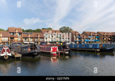 Milton Keynes, UK. 16. August 2016. Ein sonniger Tag über den Milton Keynes Yachthafen mit Narrowboats und Widebeams vor Anker, die zur Seite sitzt der Grand Union Canal. Bildnachweis: Robert Norris / Alamy Live News Stockfoto