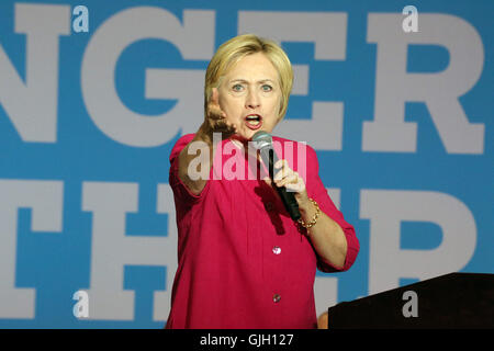 Philadelphia, Pennsylvania, USA. 16. August 2016. : Präsidentschaftskandidatin Hillary Clinton im Bild bei einem Pennsylvania demokratische Partei Voter Registration Event in West Philadelphia High School in Philadelphia, PA am 16. August 2016 Credit: MediaPunch Inc/Alamy Live News Stockfoto