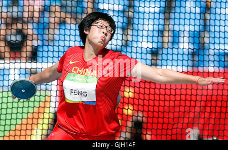 Rio De Janeiro, Brasilien. 16. August 2016. Chinas Feng Bin konkurriert während des Finales der Frauen Diskuswurf bei den Rio Olympischen Spielen 2016 in Rio De Janeiro, Brasilien, am 16. August 2016. Bildnachweis: Wang Lili/Xinhua/Alamy Live-Nachrichten Stockfoto