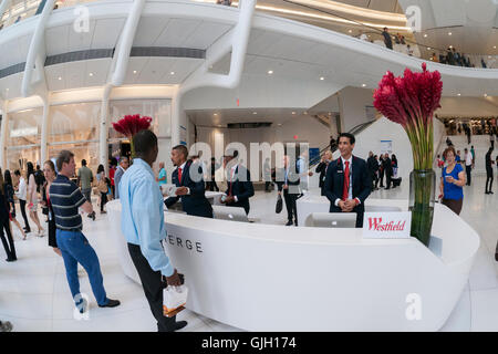 Der Concierge im World Trade Center Transport Hub bekannt als das Oculus auf Dienstag, 16. August 2016 während die feierliche Eröffnung des Westfield der Einzelhandelsflächen. Die 350.000 qm großen Verkaufsfläche verfügen über 100 Läden, wenn sie alle geöffneten, einschließlich a jetzt Apple Store eröffnet. Die Mall öffnet fast 15 Jahre nach dem Terroranschlag von World Trade Center.  (© Richard B. Levine) Stockfoto