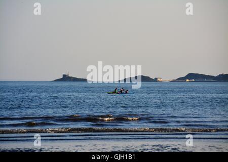 Swansea Wetter, Südwales und Gower, 16.08.2016 - verweilt stiegen die Temperaturen bis zu 27 Grad, Menschen genossen die warmen und Suny Tag auf Swansea Bay, eine 7 Meilen langen Sandstränden und vorne Wasser Wassersport, in der Nähe von Mumbles Credit: Remo Kurka/Alamy Live News Stockfoto