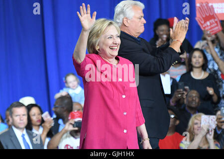 Philadelphia, Pennsylvania, USA. 9. Februar 2016. Kongressabgeordnete BOB BRADY führt HILLARY CLINTON in der freiwilligen Kundgebung zur Unterstützung der Hillary Clinton in West Philadelphia High School in Philadelphia Pa © Ricky Fitchett/ZUMA Draht/Alamy Live News Stockfoto