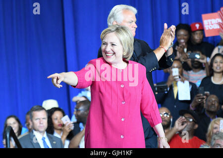Philadelphia, Pennsylvania, USA. 9. Februar 2016. Kongressabgeordnete BOB BRADY führt HILLARY CLINTON in der freiwilligen Kundgebung zur Unterstützung der Hillary Clinton in West Philadelphia High School in Philadelphia Pa © Ricky Fitchett/ZUMA Draht/Alamy Live News Stockfoto