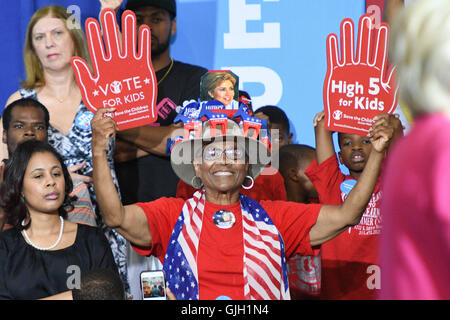 Philadelphia, Pennsylvania, USA. 9. Februar 2016. Freiwillige der Kundgebung zur Unterstützung der Hillary Clinton in West Philadelphia High School in Philadelphia Pa © Ricky Fitchett/ZUMA Draht/Alamy Live News Stockfoto