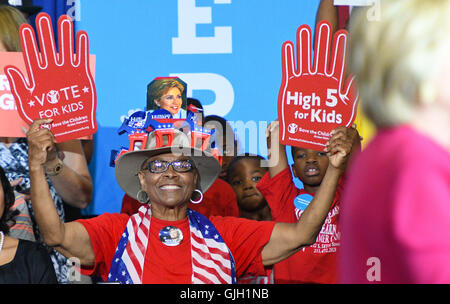 Philadelphia, Pennsylvania, USA. 9. Februar 2016. Freiwillige der Kundgebung zur Unterstützung der Hillary Clinton in West Philadelphia High School in Philadelphia Pa © Ricky Fitchett/ZUMA Draht/Alamy Live News Stockfoto