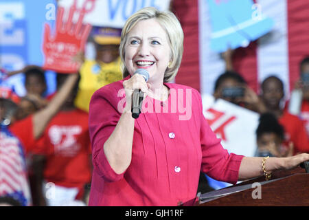Philadelphia, Pennsylvania, USA. 16. August 2016. Demokratischen Präsidentschaftskandidaten HILLARY CLINTON anlässlich der freiwilligen Kundgebung zur Unterstützung der Hillary Clinton an West Philadelphia High School in Philadelphia Pa statt © Ricky Fitchett/ZUMA Draht/Alamy Live News Stockfoto