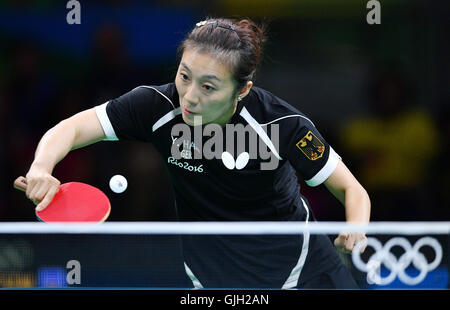 Rio De Janeiro, Brasilien. 16. August 2016. Ying Han Deutschlands im Kampf gegen Li von China während der Tischtennis-Frauen Team Gold Medal Match China gegen Deutschland bei den Rio 2016 Olympischen Spielen im Riocentro - Pavillon 3 in Rio De Janeiro, Brasilien, 16. August 2016. Foto: Lukas Schulze/Dpa/Alamy Live News Stockfoto