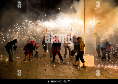 Barri Gotic, Barcelona, 16. August 2016. Kinder und Erwachsene mit Feuerwerk nach dem Feuer Rennen - Correfoc - im Festes de Sant Roc tanzen. Foto: Ceridwen Hughes/Alamy Live-Nachrichten Stockfoto