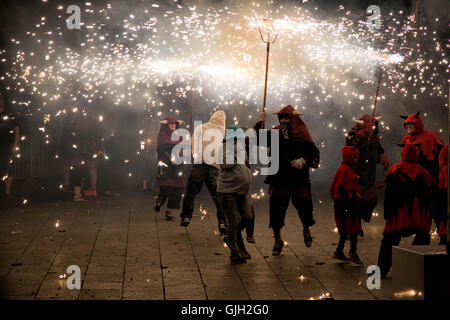 Barri Gotic, Barcelona, 16. August 2016. Kinder und Erwachsene mit Feuerwerk nach dem Feuer Rennen - Correfoc - im Festes de Sant Roc tanzen. Foto: Ceridwen Hughes/Alamy Live-Nachrichten Stockfoto