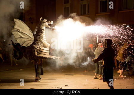 Barri Gotic, Barcelona, 16. August 2016. Feuer speienden Drachen tanzen auf dem Platz mit Feuer Läufer - Correfoc - Festes de Sant Roc. Foto: Ceridwen Hughes/Alamy Live-Nachrichten Stockfoto