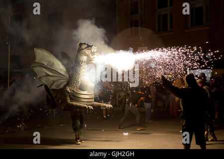 Barri Gotic, Barcelona, 16. August 2016. Feuer speienden Drachen tanzen auf dem Platz mit Feuer Läufer - Correfoc - Festes de Sant Roc. Foto: Ceridwen Hughes/Alamy Live-Nachrichten Stockfoto