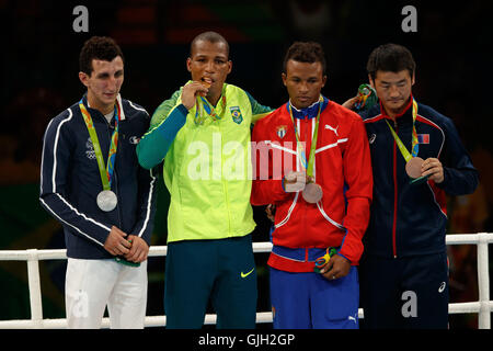 Rio De Janeiro, Brasilien. 16. August 2016. Robson Conceicao Errungenschaft Goldmedaille nach dem Gewinn der französischen Sofiane OUMIHA beim Endkampf der Kategorie Boxen, die leichte Rio Olympiade 2016 in Halle 6 der Riocentro statt. NICHT verfügbar für die Lizenzierung IN CHINA (Foto: Marcelo Machado de Melo/Fotoarena) Credit: Foto Arena LTDA/Alamy Live News Stockfoto