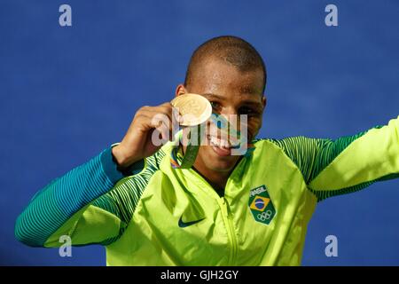 Rio De Janeiro, Brasilien. 16. August 2016. Robson Conceicao Errungenschaft Goldmedaille nach dem Gewinn der französischen Sofiane OUMIHA beim Endkampf der Kategorie Boxen, die leichte Rio Olympiade 2016 in Halle 6 der Riocentro statt. NICHT verfügbar für die Lizenzierung IN CHINA (Foto: Marcelo Machado de Melo/Fotoarena) Credit: Foto Arena LTDA/Alamy Live News Stockfoto