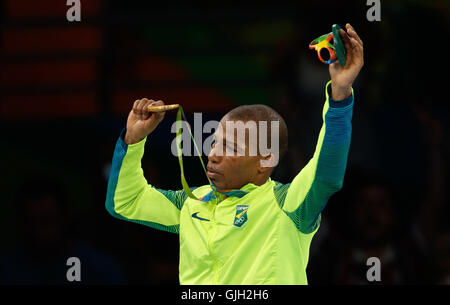 Rio De Janeiro, Brasilien. 16. August 2016. Robson Conceicao Errungenschaft Goldmedaille nach dem Gewinn der französischen Sofiane OUMIHA beim Endkampf der Kategorie Boxen, die leichte Rio Olympiade 2016 in Halle 6 der Riocentro statt. NICHT verfügbar für die Lizenzierung IN CHINA (Foto: Marcelo Machado de Melo/Fotoarena) Credit: Foto Arena LTDA/Alamy Live News Stockfoto