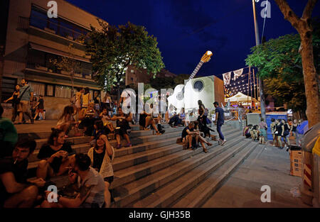 Barcelona, Spanien. 16. August 2016. Barcelona. Katalonien Spanien. Nachtschwärmer bei der Festa Major de Gràcia 2016 in der Stadt Barcelona heute (16. August 2016). Das Fest dauert eine Woche und findet jedes Jahr Mitte August, wo bestimmte Straßen in der Umgebung zu nehmen, auf ein anderes Thema. Die Unterhaltung geht über in die frühen Morgenstunden der Nacht. Bildnachweis: reiche Bowen/Alamy Live News Stockfoto