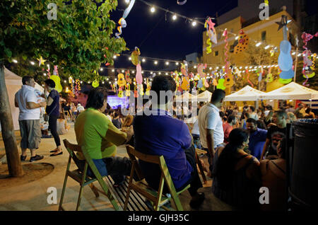 Barcelona, Spanien. 16. August 2016. Barcelona. Katalonien Spanien. Nachtschwärmer bei der Festa Major de Gràcia 2016 in der Stadt Barcelona heute (16. August 2016). Das Fest dauert eine Woche und findet jedes Jahr Mitte August, wo bestimmte Straßen in der Umgebung zu nehmen, auf ein anderes Thema. Die Unterhaltung geht über in die frühen Morgenstunden der Nacht. Bildnachweis: reiche Bowen/Alamy Live News Stockfoto