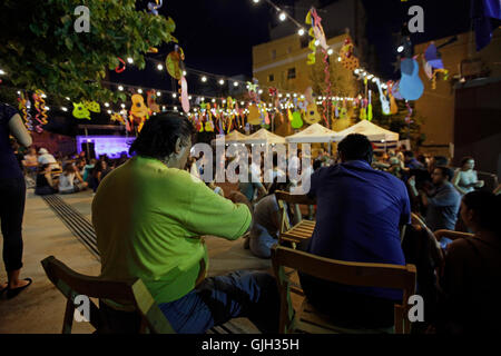 Barcelona, Spanien. 16. August 2016. Barcelona. Katalonien Spanien. Nachtschwärmer bei der Festa Major de Gràcia 2016 in der Stadt Barcelona heute (16. August 2016). Das Fest dauert eine Woche und findet jedes Jahr Mitte August, wo bestimmte Straßen in der Umgebung zu nehmen, auf ein anderes Thema. Die Unterhaltung geht über in die frühen Morgenstunden der Nacht. Bildnachweis: reiche Bowen/Alamy Live News Stockfoto