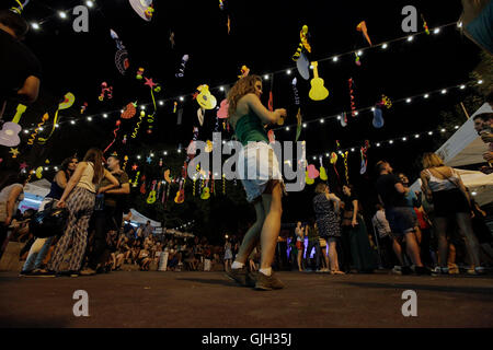 Barcelona, Spanien. 16. August 2016. Barcelona. Katalonien Spanien. Nachtschwärmer bei der Festa Major de Gràcia 2016 in der Stadt Barcelona heute (16. August 2016). Das Fest dauert eine Woche und findet jedes Jahr Mitte August, wo bestimmte Straßen in der Umgebung zu nehmen, auf ein anderes Thema. Die Unterhaltung geht über in die frühen Morgenstunden der Nacht. Bildnachweis: reiche Bowen/Alamy Live News Stockfoto