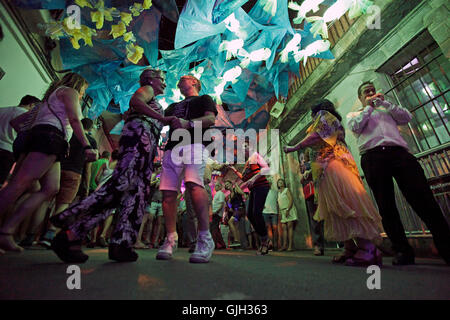 Barcelona, Spanien. 16. August 2016. Barcelona. Katalonien Spanien. Nachtschwärmer bei der Festa Major de Gràcia 2016 in der Stadt Barcelona heute (16. August 2016). Das Fest dauert eine Woche und findet jedes Jahr Mitte August, wo bestimmte Straßen in der Umgebung zu nehmen, auf ein anderes Thema. Die Unterhaltung geht über in die frühen Morgenstunden der Nacht. Bildnachweis: reiche Bowen/Alamy Live News Stockfoto