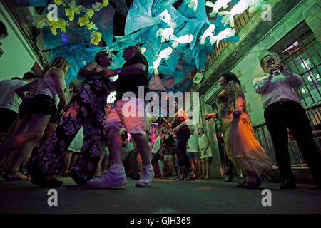 Barcelona, Spanien. 16. August 2016. Barcelona. Katalonien Spanien. Nachtschwärmer bei der Festa Major de Gràcia 2016 in der Stadt Barcelona heute (16. August 2016). Das Fest dauert eine Woche und findet jedes Jahr Mitte August, wo bestimmte Straßen in der Umgebung zu nehmen, auf ein anderes Thema. Die Unterhaltung geht über in die frühen Morgenstunden der Nacht. Bildnachweis: reiche Bowen/Alamy Live News Stockfoto