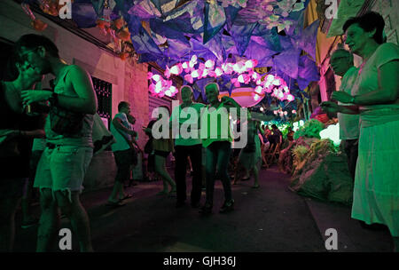 Barcelona, Spanien. 16. August 2016. Barcelona. Katalonien Spanien. Nachtschwärmer bei der Festa Major de Gràcia 2016 in der Stadt Barcelona heute (16. August 2016). Das Fest dauert eine Woche und findet jedes Jahr Mitte August, wo bestimmte Straßen in der Umgebung zu nehmen, auf ein anderes Thema. Die Unterhaltung geht über in die frühen Morgenstunden der Nacht. Bildnachweis: reiche Bowen/Alamy Live News Stockfoto