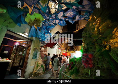 Barcelona, Spanien. 16. August 2016. Barcelona. Katalonien Spanien. Nachtschwärmer bei der Festa Major de Gràcia 2016 in der Stadt Barcelona heute (16. August 2016). Das Fest dauert eine Woche und findet jedes Jahr Mitte August, wo bestimmte Straßen in der Umgebung zu nehmen, auf ein anderes Thema. Die Unterhaltung geht über in die frühen Morgenstunden der Nacht. Bildnachweis: reiche Bowen/Alamy Live News Stockfoto