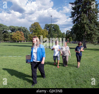 Salt Lake City, Utah, USA. 16. August 2016. Gefolgt von Mitarbeiter, Spaziergänge MISTY K. SNOW, demokratischer Kandidat für den Senat in Utah, durch Liberty Park nach Gruß Wähler. Frau Schnee, der erste Transgender Hauptpartei Kandidat für den US-Senat und triffst Neuling Senator Mike Lee in den Wahlen im November. © Brian Cahn/ZUMA Draht/Alamy Live-Nachrichten Stockfoto