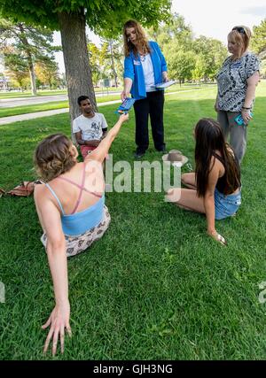 Salt Lake City, Utah, USA. 16. August 2016. MISTY K. SNOW, demokratischer Kandidat für den Senat in Utah, spricht mit den Wählern im Liberty Park bei einen Rundgang in einer Innenstadt Nachbarschaft. Frau Schnee, der erste Transgender Hauptpartei Kandidat für den US-Senat und triffst Neuling Senator Mike Lee in den Wahlen im November. © Brian Cahn/ZUMA Draht/Alamy Live-Nachrichten Stockfoto