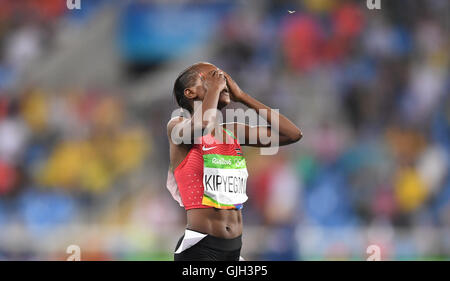 Rio De Janeiro, Brasilien. 16. August 2016. Kenias glauben Chepngetich Kipyegon feiert nach der Zieldurchfahrt während der Frauen 1500m-Finale der Leichtathletik bei den Rio Olympischen Spielen 2016 in Rio De Janeiro, Brasilien, am 16. August 2016. Glauben Chepngetich Kipyegon gewann die Goldmedaille. Bildnachweis: Lui Siu Wai/Xinhua/Alamy Live-Nachrichten Stockfoto