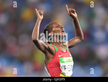 Rio De Janeiro, Brasilien. 16. August 2016. Kenias glauben Chepngetich Kipyegon feiert nach der Überquerung der Oberfläche während der Frauen 1500m-Finale der Leichtathletik bei den Rio Olympischen Spielen 2016 in Rio De Janeiro, Brasilien, am 16. August 2016. Glauben Chepngetich Kipyegon gewann die Goldmedaille. Bildnachweis: Lui Siu Wai/Xinhua/Alamy Live-Nachrichten Stockfoto