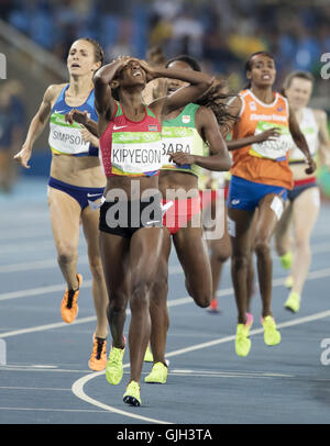 Rio De Janeiro, Brasilien. 16. August 2016. Kenias glauben Chepngetich Kipyegon (vorne) feiert nach der Zieldurchfahrt während der Frauen 1500m-Finale der Leichtathletik bei den Rio Olympischen Spielen 2016 in Rio De Janeiro, Brasilien, am 16. August 2016. Glauben Chepngetich Kipyegon gewann die Goldmedaille. Bildnachweis: Fei Maohua/Xinhua/Alamy Live-Nachrichten Stockfoto