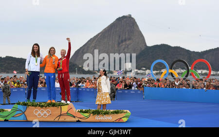 Rio De Janeiro, Brasilien. 16. August 2016. Goldmedaillen-Gewinner der Niederlande Marit Bouwmeester (2., L), Silber-Medaillengewinner Irland Annalise Murphy (1., L), bronze-Medaillengewinner Dänemark Anne-Marie Rindom (3., L) die Preisverleihung für Laser radial Frauen Medal Race Segeln an den Rio Olympischen Spielen 2016 in Rio De Janeiro, Brasilien, am 16. August 2016 zu besuchen. Bildnachweis: Li Ga/Xinhua/Alamy Live-Nachrichten Stockfoto