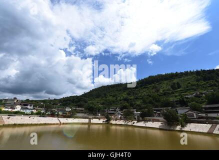 Dayao. 16. August 2016. Foto aufgenommen am 16. August 2016 zeigt einen neu gebauten Teich in Shuijing Yi Dorf unter Liuju Stadt von Dayao County, Chuxiong Yi autonomen Präfektur, der südwestlichen chinesischen Provinz Yunnan. Gemeindeverwaltung hat große Anstrengungen unternommen, die wohnen Bedingungen, Umwelt sowie wirtschaftlichen Einkommen für Dorfbewohner in den vergangenen Jahren zu verbessern. © Yang Zongyou/Xinhua/Alamy Live-Nachrichten Stockfoto