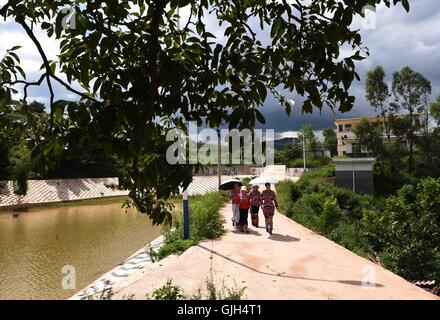 Dayao, chinesischen Provinz Yunnan. 16. August 2016. Frauen von Yi ethnische Gruppe Fuß auf einer Straße in Shuijing Yi Dorf unter Liuju Stadt von Dayao County, Chuxiong Yi autonomen Präfektur, der südwestlichen chinesischen Provinz Yunnan, 16. August 2016. Gemeindeverwaltung hat große Anstrengungen unternommen, die wohnen Bedingungen, Umwelt sowie wirtschaftlichen Einkommen für Dorfbewohner in den vergangenen Jahren zu verbessern. © Yang Zongyou/Xinhua/Alamy Live-Nachrichten Stockfoto