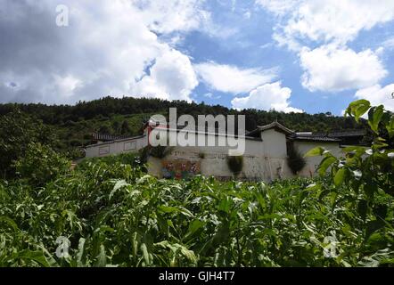 Dayao. 16. August 2016. Foto aufgenommen am 16. August 2016 zeigt ein Wohnhaus in Shuijing Yi Dorf unter Liuju Stadt von Dayao County, Chuxiong Yi autonomen Präfektur, der südwestlichen chinesischen Provinz Yunnan. Gemeindeverwaltung hat große Anstrengungen unternommen, die wohnen Bedingungen, Umwelt sowie wirtschaftlichen Einkommen für Dorfbewohner in den vergangenen Jahren zu verbessern. © Yang Zongyou/Xinhua/Alamy Live-Nachrichten Stockfoto