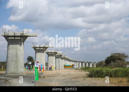 Nairobi. 16. August 2016. Foto aufgenommen am 16. August 2016 zeigt eine Baustelle von China finanzierte Mombasa-Nairobi Railway in Kenia. Eisenbahn China finanzierten Mombasa-Nairobi in Kenia, die schließlich auf die gesamte ostafrikanische Region erstrecken wird, hat von afrikanischen Diplomaten Auszeichungen gewonnen. © Pan Siwei/Xinhua/Alamy Live-Nachrichten Stockfoto