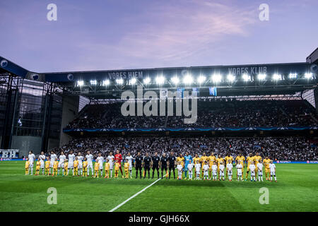 Dänemark, Kopenhagen, 16. August 2016. Die beiden Teams Line-up an der UEFA Champions League Play-off-Spiel zwischen FC Kopenhagen und APOEL Nicosia FC bei Telia Parken. Bildnachweis: Kim M. Leland/Alamy Live-Nachrichten Stockfoto