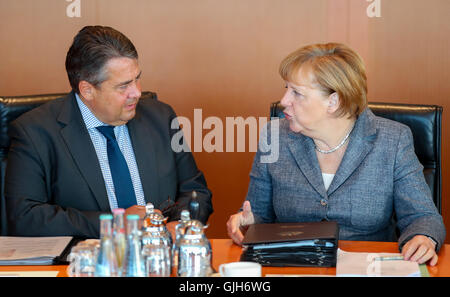 Berlin, Deutschland. 18. August 2016. Deutsche Bundeskanzlerin Angela Merkel (CDU) und der deutschen Wirtschaft Minister Sigmar Gabriel (SPD) teilnehmen an einer Sitzung des das Bundeskabinett am Kanzleramt in Berlin, Deutschland, 18. August 2016. Foto: KAY NIETFELD/DPA/Alamy Live-Nachrichten Stockfoto