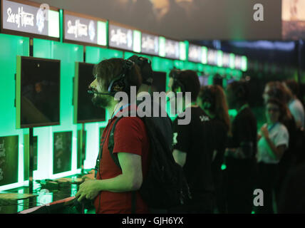 Köln, Deutschland. 17. August 2016. Den Fachbesuchern testen ein Computerspiel in die Spiele Messe "Gamescom" in Köln, 17. August 2016. Die Messe für Computerspiele statt findet vom 17. bis 21. August 2016 in Köln. Foto: OLIVER BERG/Dpa/Alamy Live News Stockfoto