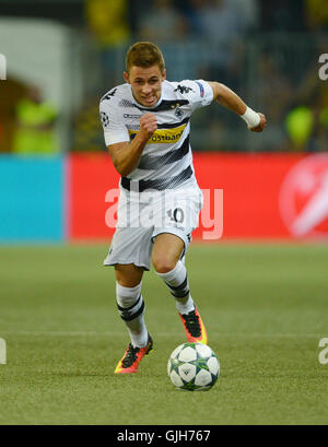 Bern, Schweiz. 16. August 2016. Mönchengladbach Nico Elvedi in Aktion während der UEFA Champions League Playoff-Hinspiel zwischen BSC Young Boys in der Schweiz und Deutschlands Borussia Moenchengladbach im Stadion Stade de Suisse in Bern, Schweiz, auf Dienstag, 16. August 2016 übereinstimmen. Foto: Patrick Seeger/Dpa/Alamy Live News Stockfoto