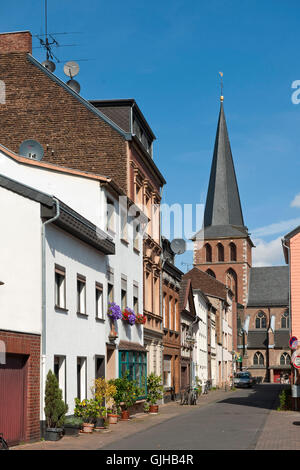 Deutschland, NRW, BRD, Brühl, Blick Durch Die Hospitalgasse Auf Die Kirche Sankt Margaretha Stockfoto