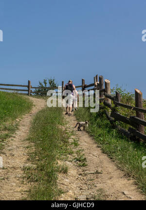 Großmutter und Enkel des ländlichen Raums Bergstraße entlang vorbei an Katze Stockfoto