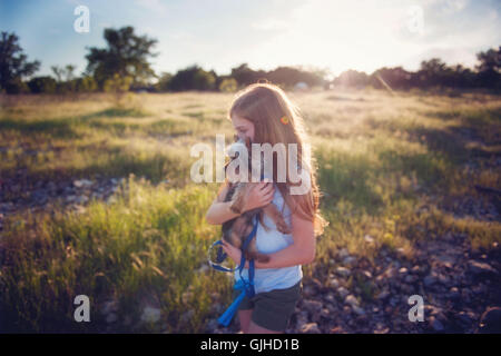 Mädchen mit ihrem Hund auf Wanderung Stockfoto