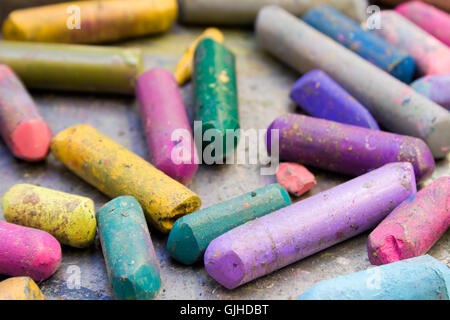 abgenutzte Wachsmalstifte Stockfoto