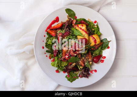 Avocado, Erdbeeren und Spinat Salat Stockfoto