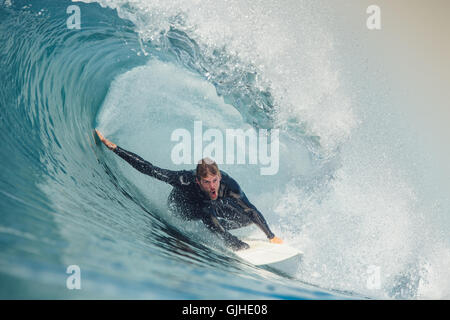 Mann auf Surfbrett in Schwein Hund Haltung, San Diego, California, Amerika, USA Stockfoto