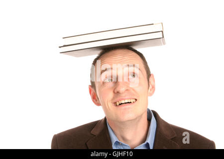 Mann mit Stapel Bücher auf dem Kopf Stockfoto
