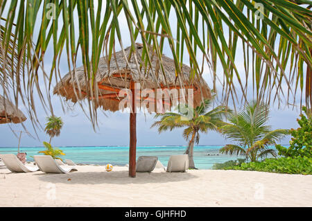 Sonnenschirm am Strand Stockfoto