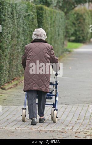 Frau mit walker Stockfoto